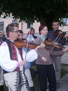 spoločná zábava na námestí v Salduse