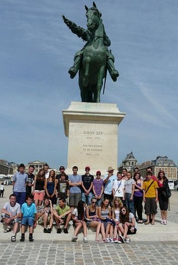pred VERSAILLES